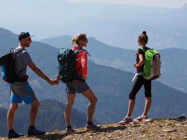 Famille en randonnée au Collet d'Allevard
